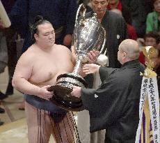 New Year champ Kisenosato beats Hakuho, set for yokozuna