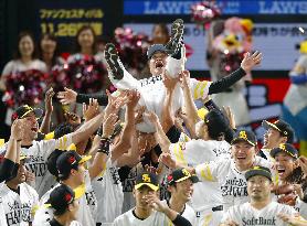 Baseball: Hawks wallop Eagles, book 17th Japan Series berth