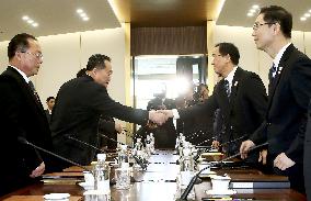 2 Koreas agree on Olympics, military talks