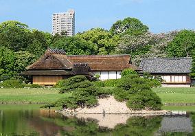 Visitors to Korakuen complain about high-rise