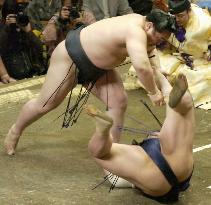 Asashoryu blows away Tochinonada on 2nd day of summer sumo