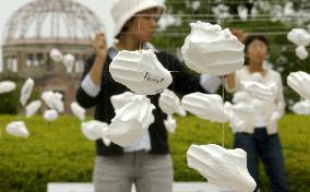 Students join ''white project'' for peace in Hiroshima