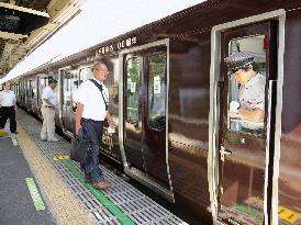 Old Yamanote Line train replica marks line's centennial