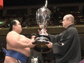 Kotoshogiku becomes Japan's 1st champion in decade at New Year sumo
