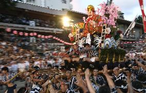 Floats run in climax race of Hakata Gion Yamakasa Festival