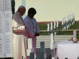 Pope preaches harmony in Bangladesh