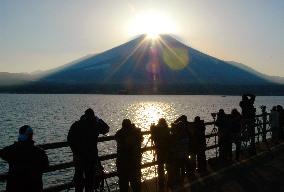 'Diamond Fuji' attracts photographers, tourists