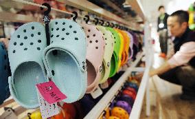 METI asks Crocs to improve plastic shoes