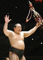 Asashoryu wins 1st day of L.A. sumo tour