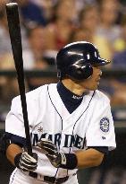 Ichiro stays hot with 3 hits, raises average to .360