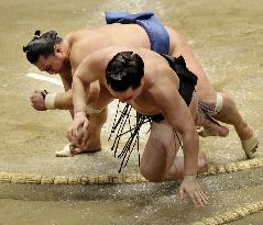 Homasho defeats Harumafuji