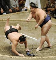 Aminishiki loses to Chiyotaikai at autumn sumo