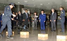 (1)Koizumi inspects security at Narita airport