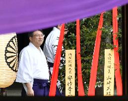 Abe makes offering to Yasukuni Shrine