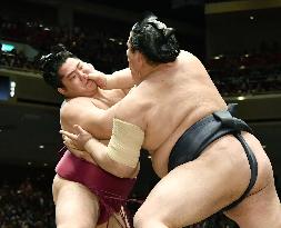Sumo: Kisenosato falls 2 wins behind at Summer meet