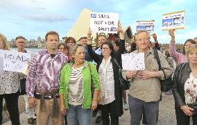 Protest against ads on Sydney Opera House roof