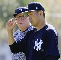 Baseball: Yankees' Tanaka at spring training