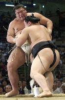 Asashoryu bounces back on 13th day of Nagoya sumo