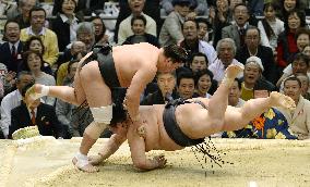 Harumafuji beats Kisenosato at spring sumo