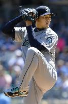 Iwakuma faces off ex-teammate Tanaka