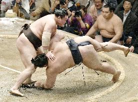Sumo: Hakuho outlasts Kisenosato in thrilling match of undefeated