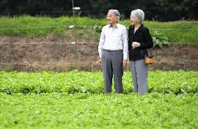 Imperial couple visits lettuce field cultivated by former Manchuria colonists
