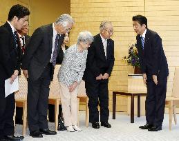 PM Abe meets with abductees' families