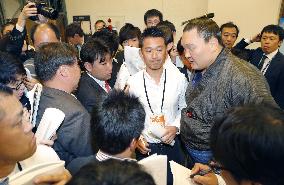 Sumo: Hakuho meets press after 5th straight win in Kyushu