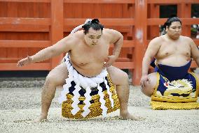 Sumo: Kakuryu performs ring-entering ritual