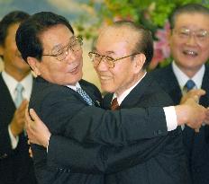 Heads of pro-Seoul, pro-Pyongyang Korean groups meet