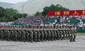 (1)China stages military parade in H.K.