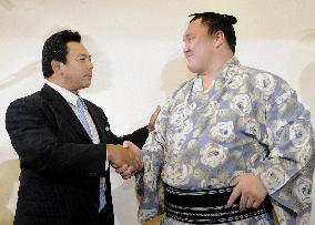 Hakuho surpasses Chiyonofuji's 53-bout winning streak
