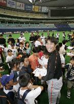 (4)Baseball fans gather at autograph sessions