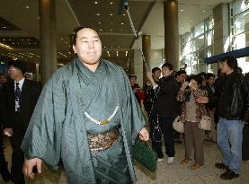 (1)Japan's sumo wrestlers arrive in Seoul