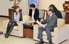 Paris mayor visits Hiroshima to pay respects to A-bomb victims