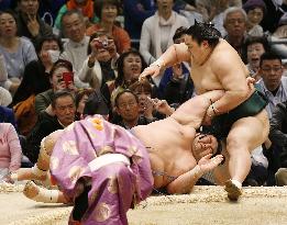 Promotion-chasing Kotoshogiku crashes to 1st defeat in Osaka