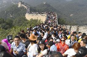 Tourists rush to Great Wall amid air pollution