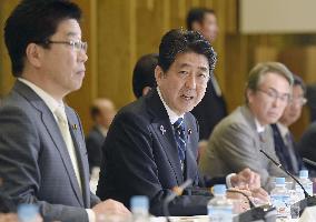 Abe asks Japanese business leaders to raise wages