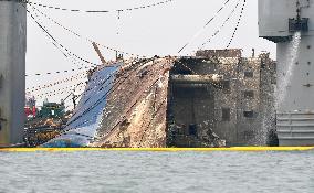 Salvage efforts continue on Sewol ferry