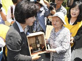 S. Korean ruling party leader meets with ex-comfort woman