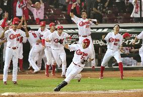 Baseball: Aizawa's walk-off hit cuts Carp's magic number to 10