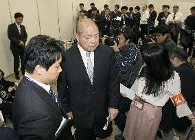 Sumo chief, Japanese gov't meet