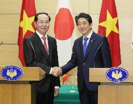 Japan PM Abe, Vietnamese President Quang