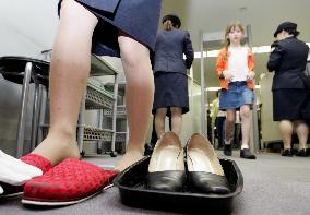 (2)Golden Week vacationers pack airports