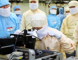 Kan looks to industry