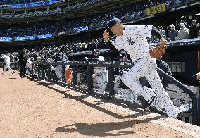 Tanaka solid but gets no-decision on Opening Day