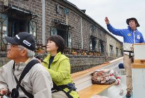 New Zealander gives Otaru canal tour in fluent Japanese
