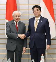 Singapore Pres. Tan meets Japanese PM Abe in Tokyo