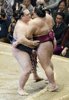 Kisenosato, Hakuho battle to keep share of lead at New Year meet