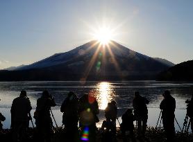 "Diamond Fuji" fascinates photographers